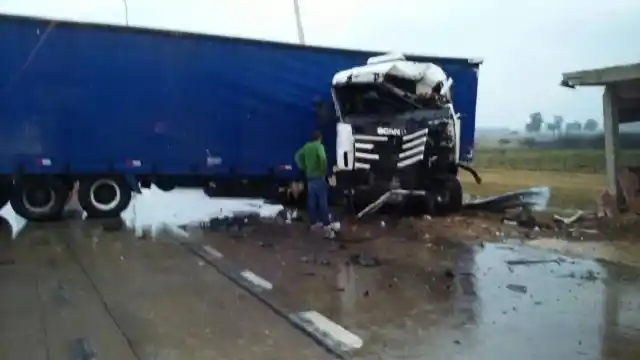 Autovía 14: Camión perdió el control y chocó contra una garita