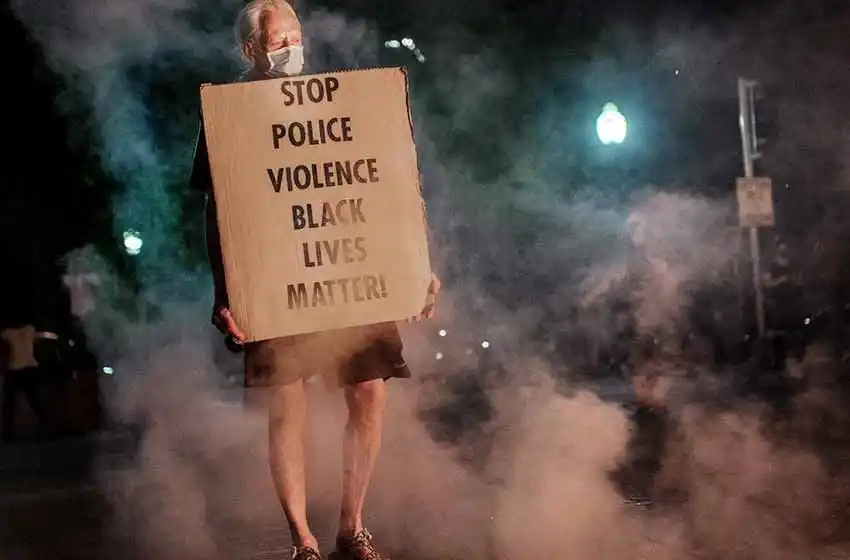 Dos muertos y un herido en las protestas contra el ataque a tiros de la policía estadounidense a un afroamericano