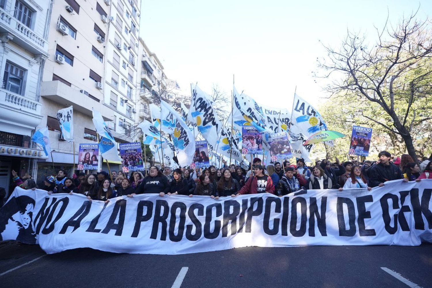 "No a la proscripción de CFK", la pancarta de La Cámpora