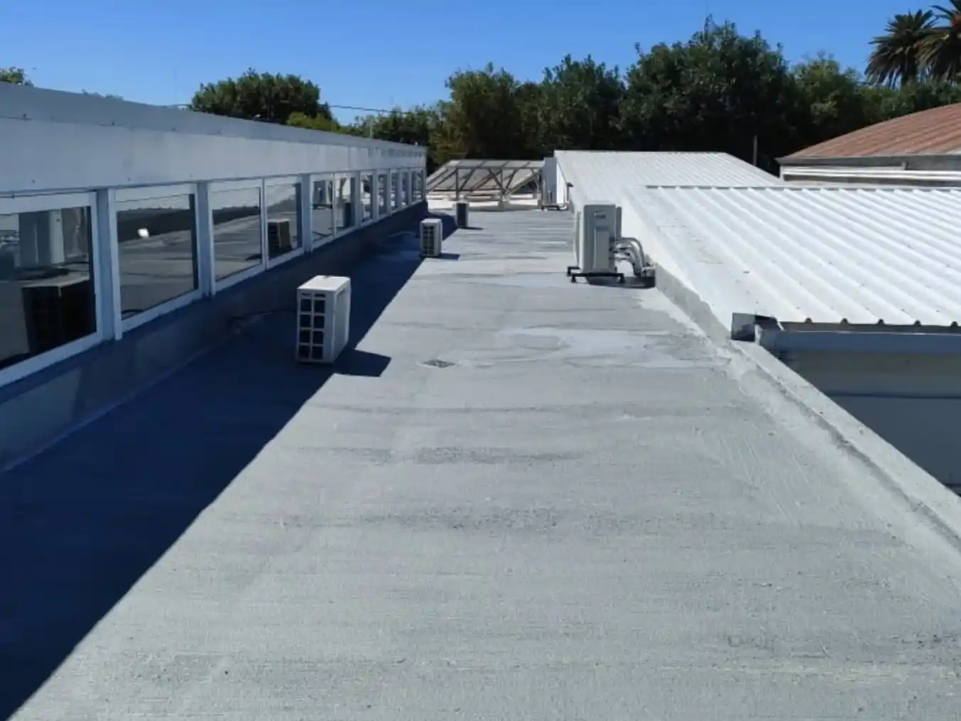 la obra constó de  la impermeabilización de la losa superior mediante la aplicación de caucho. Foto: Gentileza.