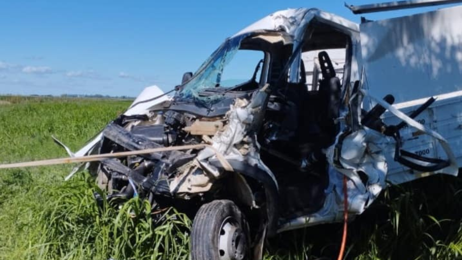 Así quedó el vehículo que conducía la persona que terminó falleciendo a raíz del fuerte impacto.