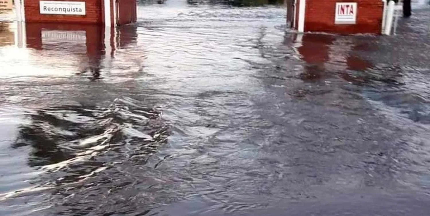 El agua en el ingreso al INTA en Reconquista.