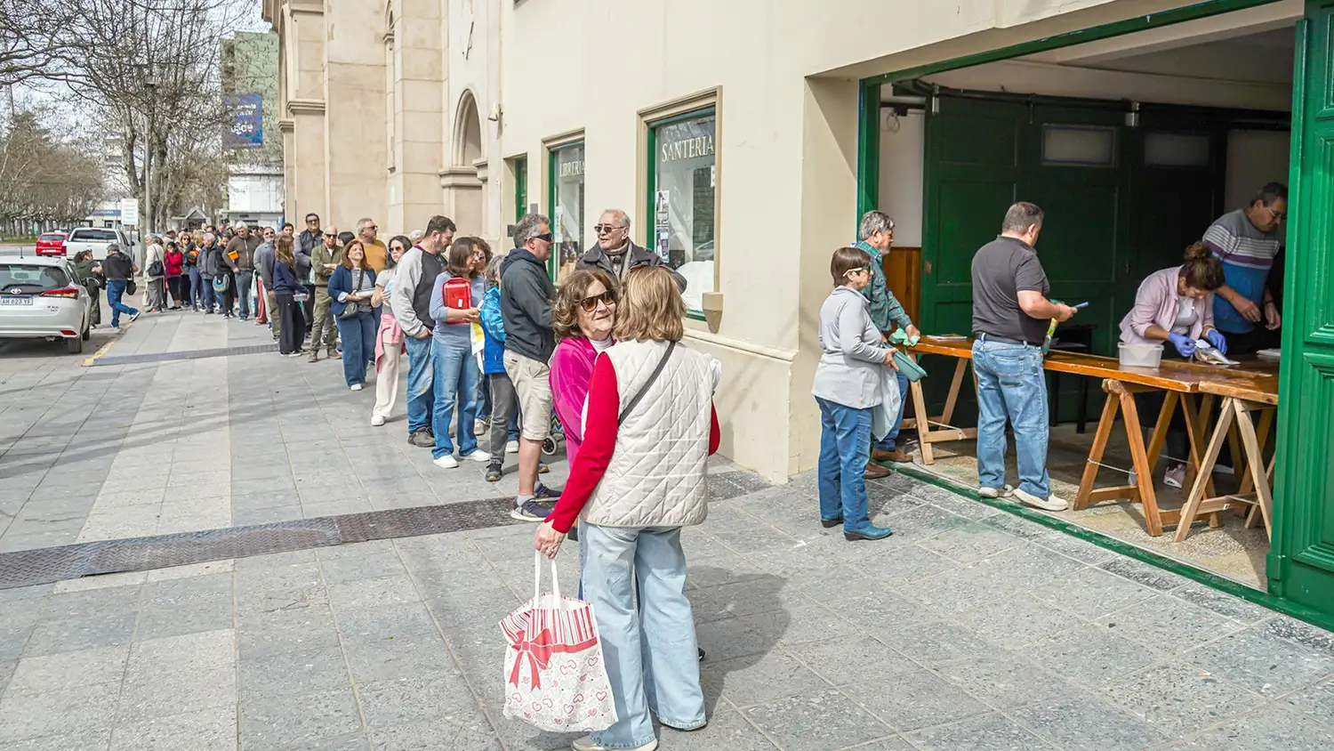 Larga fila. De aspirantes a adquirir porciones de la rica propuesta gastronómica