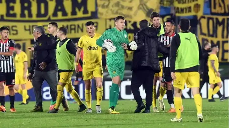 El arquero de Peñarol la "picó" de manera innecesaria.