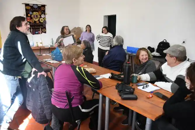 Diez vecinos completaron el Taller de Digitalización para Personas Mayores en Chascomús
