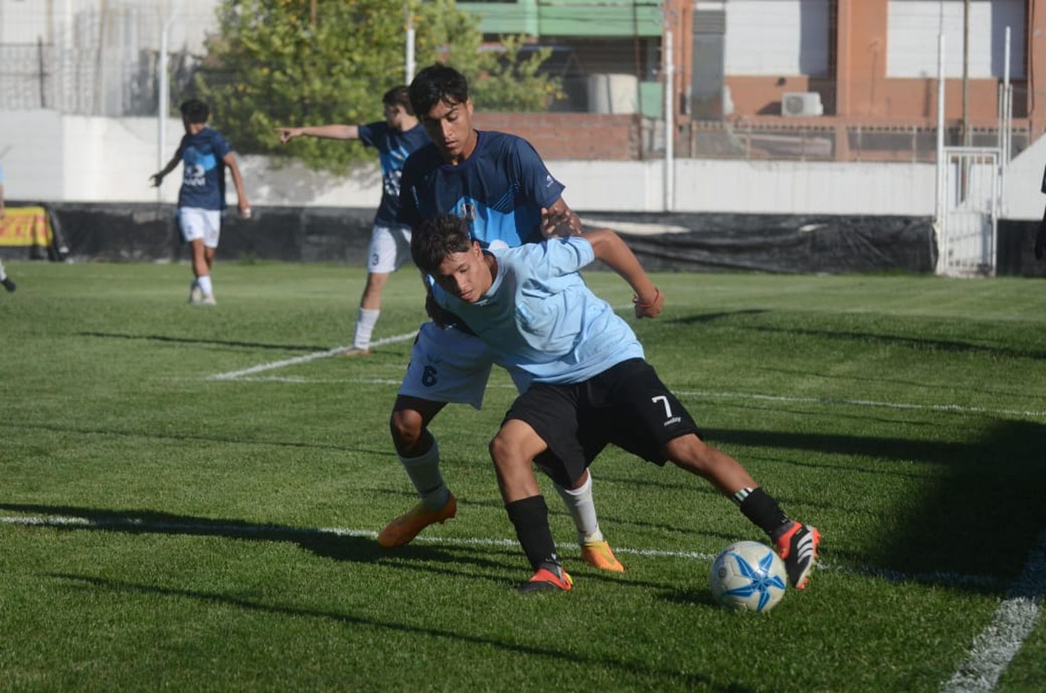 Bautista Fernández marca a Uriel Picchi, en el partido de ida en Bahía Blanca.