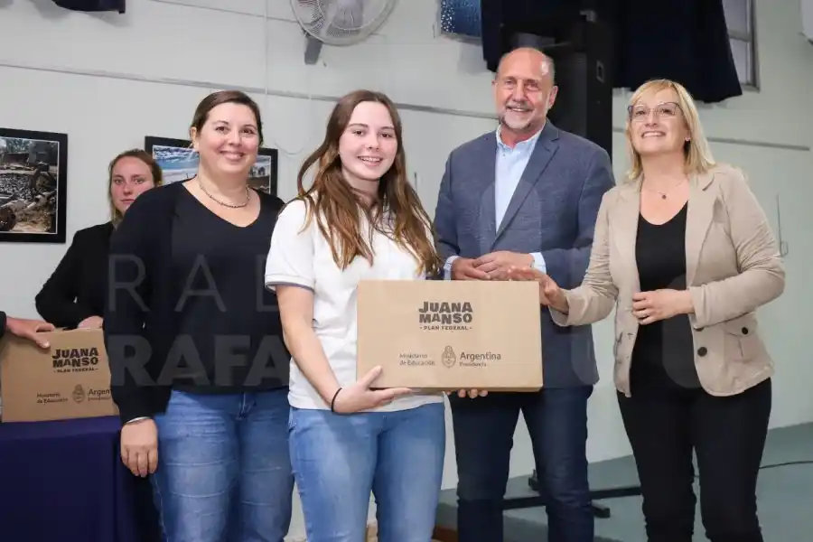 Conectar Igualdad: el Gobernador Perotti entregó netbooks en la EET N°460