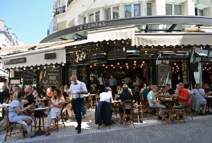 La ciudad del amor regresa a sus actividades: los franceses disfrutan de sus cafés