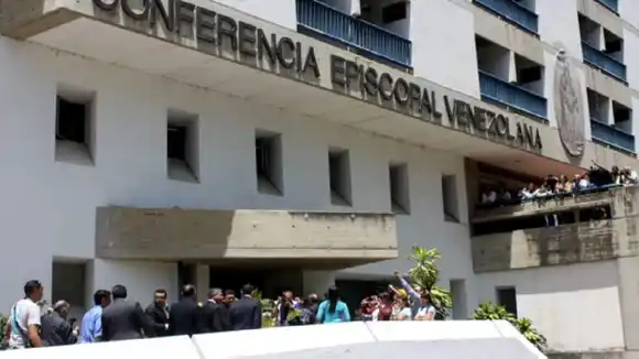 ¿SE MONTA EN EL AUTOBÚS? Conferencia Episcopal también pide calendario electoral