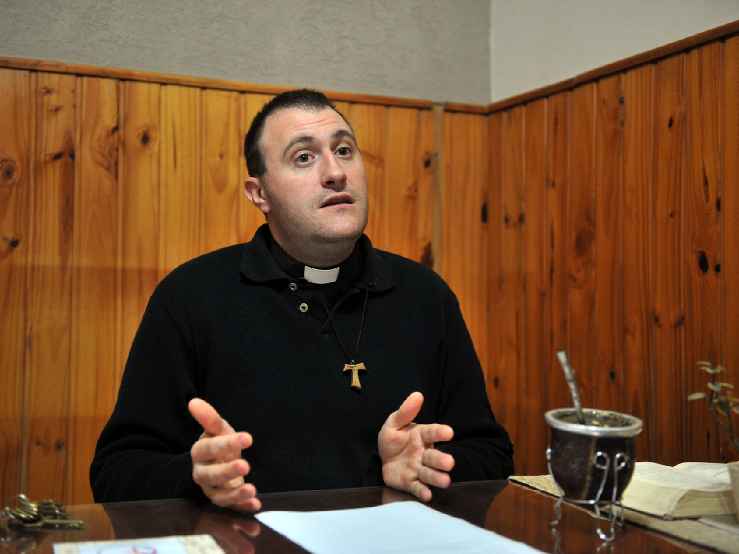 El padre Ghione, que fue furor con “Despacito”, deja la parroquia Perpetuo Socorro