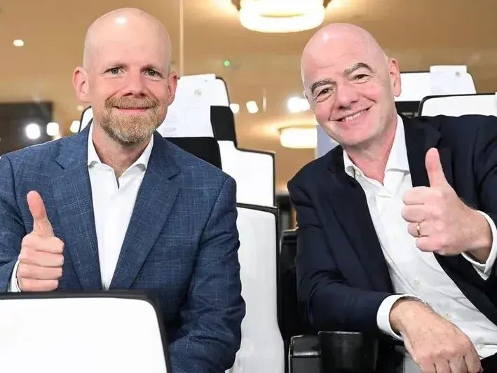 Gianni Infantino junto al secretario general de la FIFA, Mattias Grafstrom. Foto: Reuters)