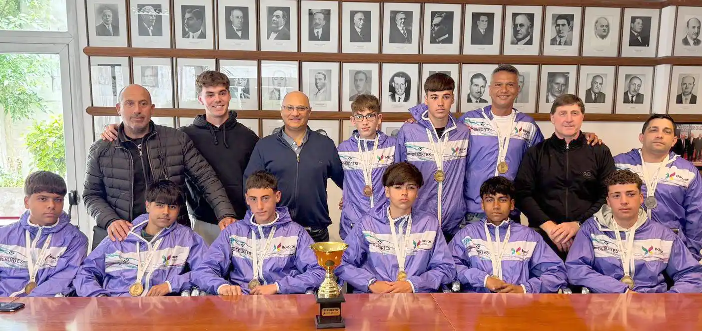 Reino. En la sala de los intendentes junto a los medallistas