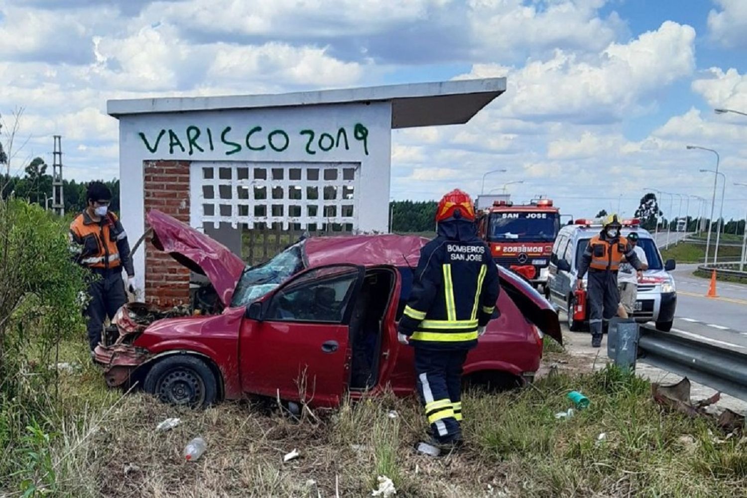 Trágico accidente: un auto chocó una garita y su conductor falleció en el acto