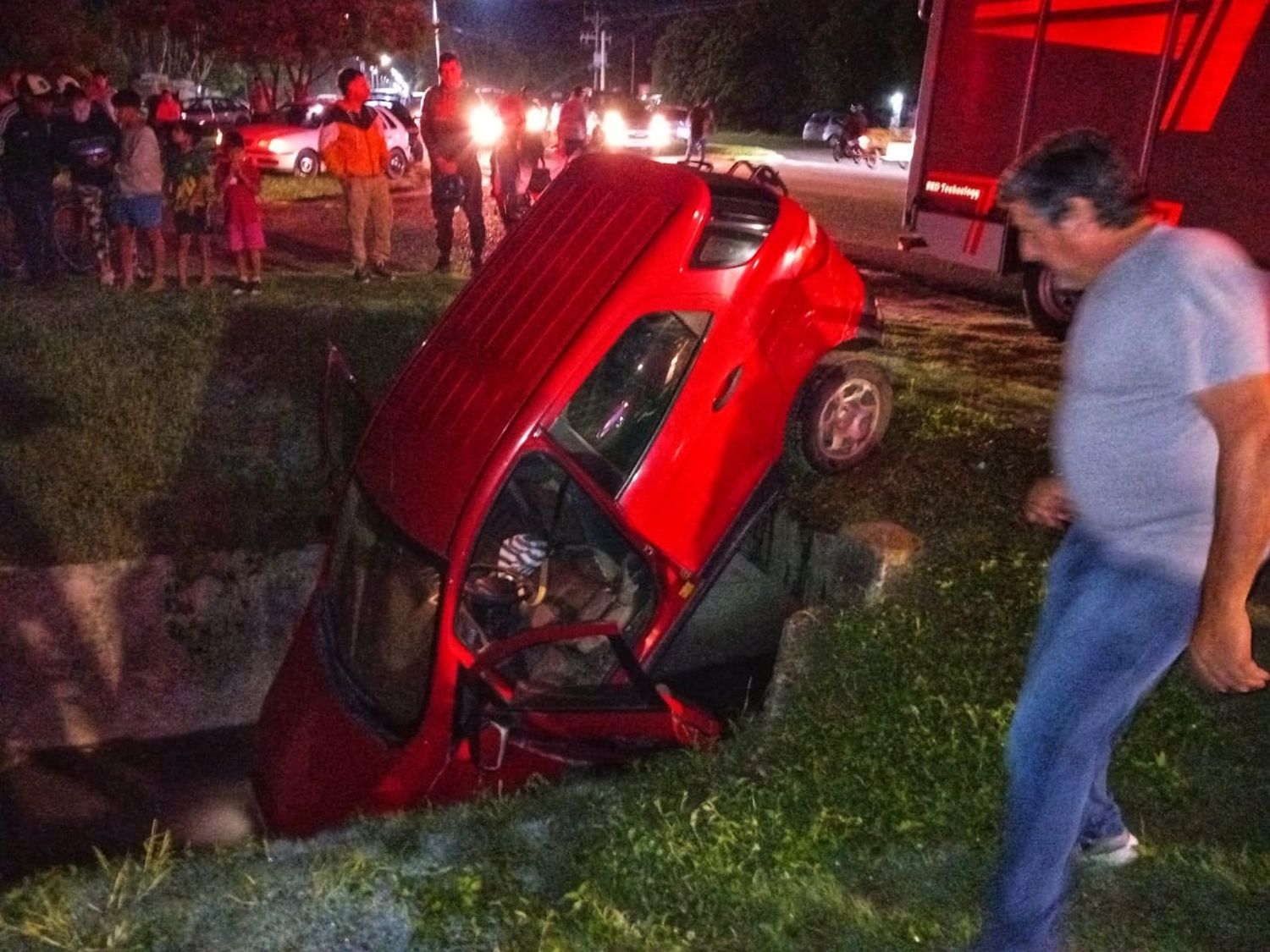 La imagen del vehículo sucumbido en el zanjón.