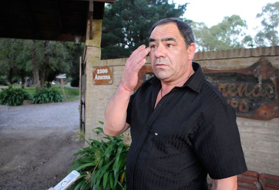 Un grupo de delincuentes ingresó a un complejo de cabañas y mantuvo rehén a su cuidador
