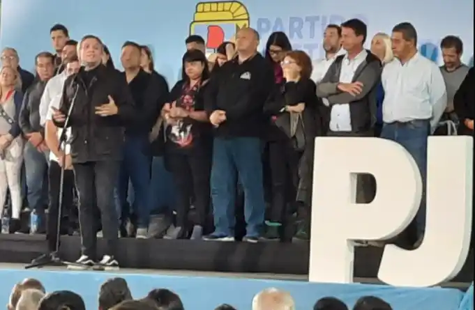 Peleas internas del Frente de Todos: Desde Lanús, Máximo Kirchner lanzó dardos directos contra Martín Guzmán