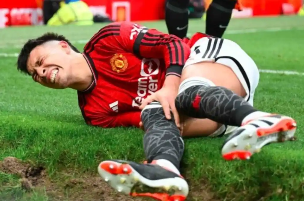 Licha salió con muestras de mucho dolor. (Manchester United)