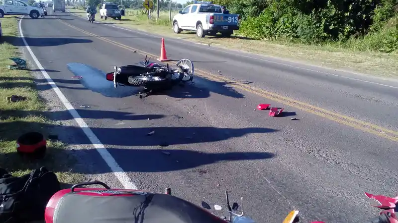 Un video muestra el momento en que dos motos chocan de frente en Ruta 11