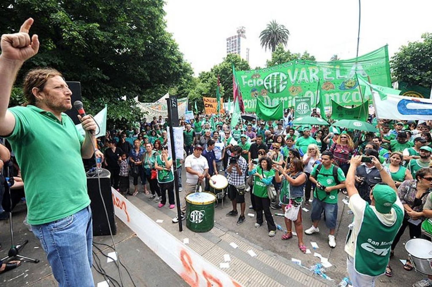 Estatales bonaerenses convocaron a un paro para el lunes