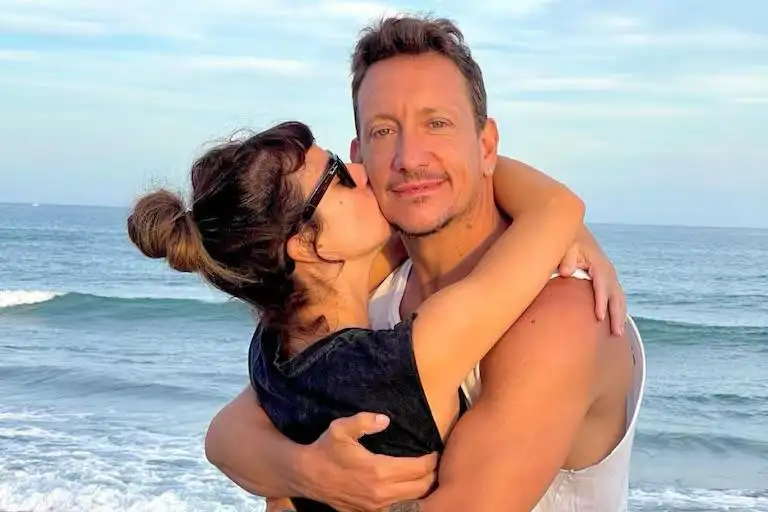 Gimena Accardi y Nico Vázquez. Disfrutando de la playa y el mar.