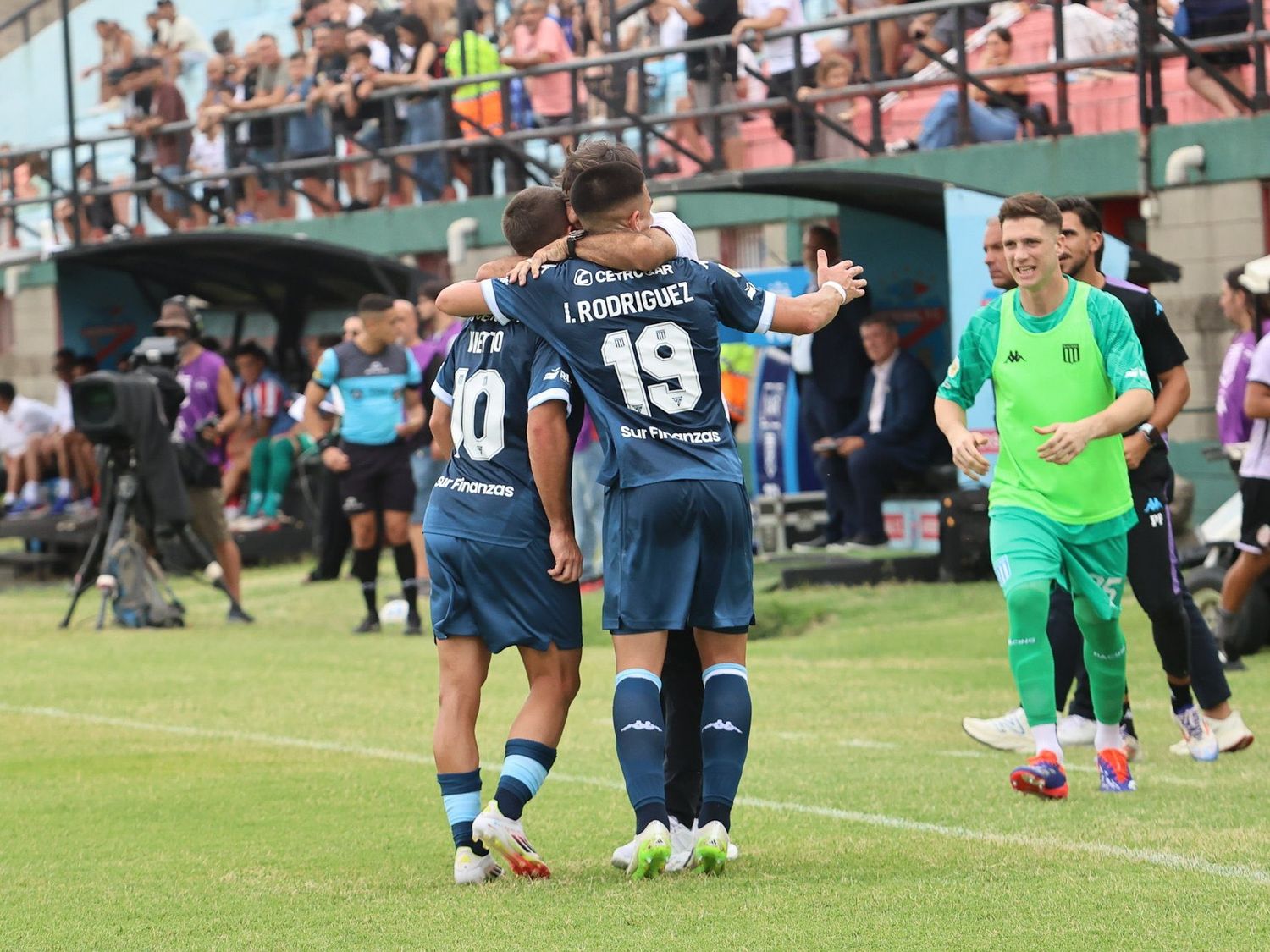 Racing debutó en el Torneo Apertura 2025 con victoria frente a Barracas Central