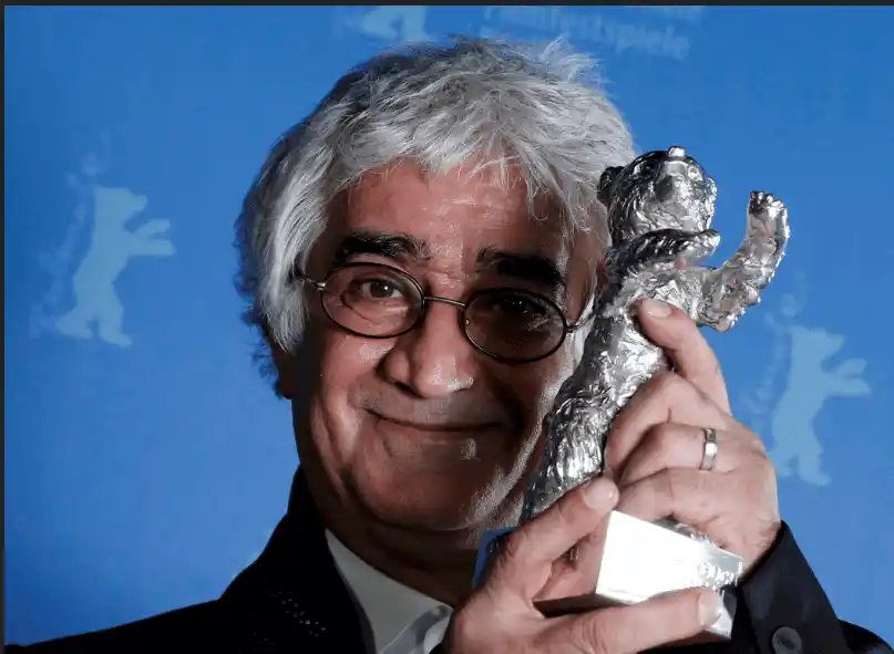 Kambuzia Partovi con su premio en Venecia. Foto AFP