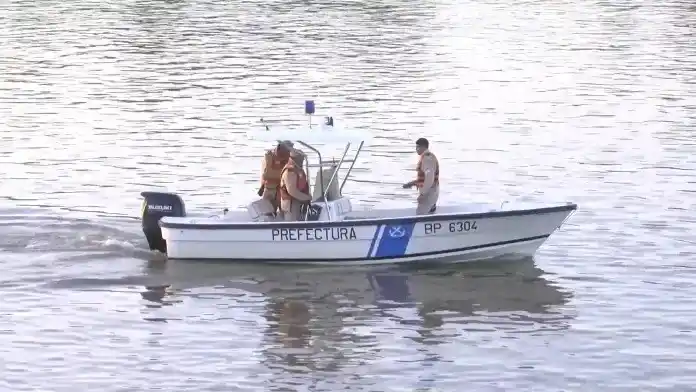 Prefectura rescató a seis tripulantes de una lancha que fue afectada por la tormenta