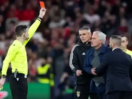 Letexier echa a José Mourinho. Foto: EFE/EPA/JOSE SENA GOULAO.