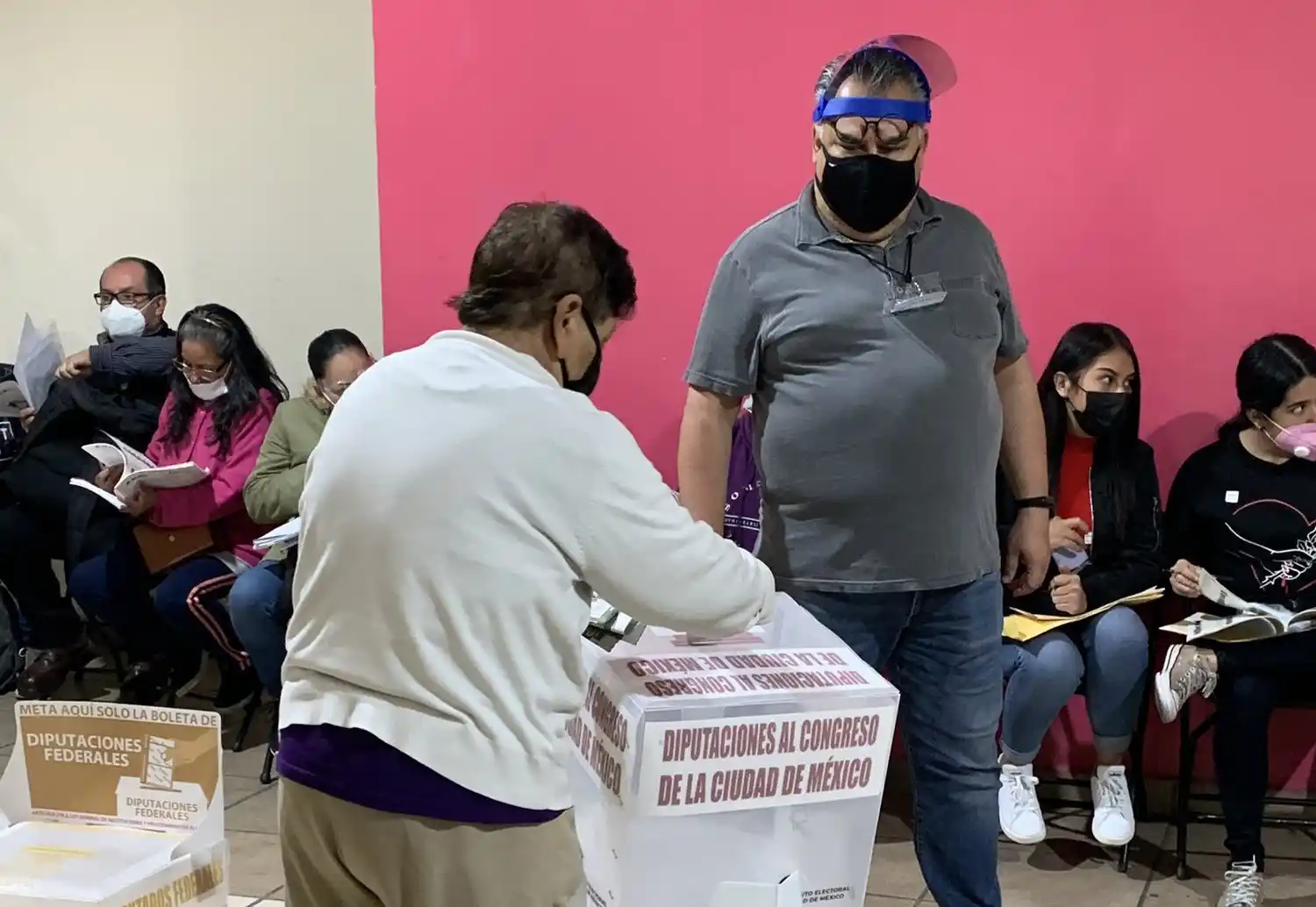 Comienzan elecciones federales en México, las más grandes en la historia del país