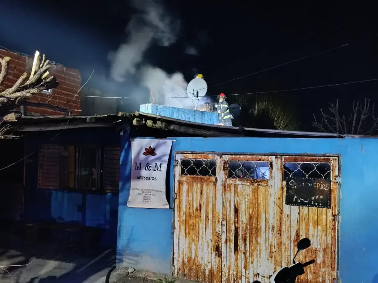 Los bomberos tuvieron que levantar dos chapas del techo para trabajar.