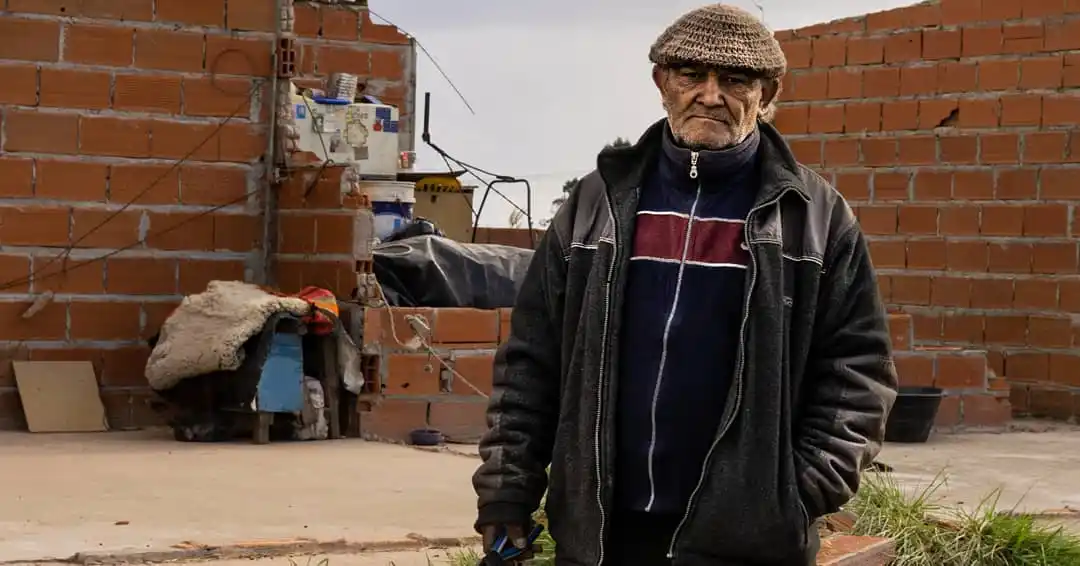 Berazategui: Es peón rural, lo despidieron en plena cuarentena y ahora vive a la intemperie con su mujer y sus 5 hijos