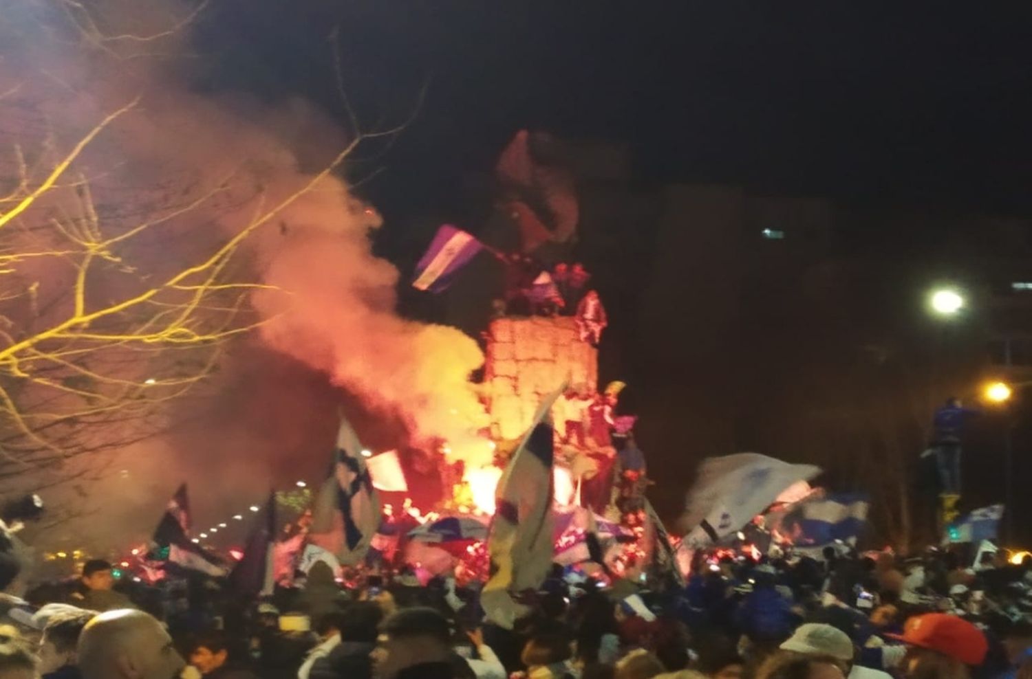 Miles de hinchas de Alvarado festejaron con los jugadores en el centro de la ciudad