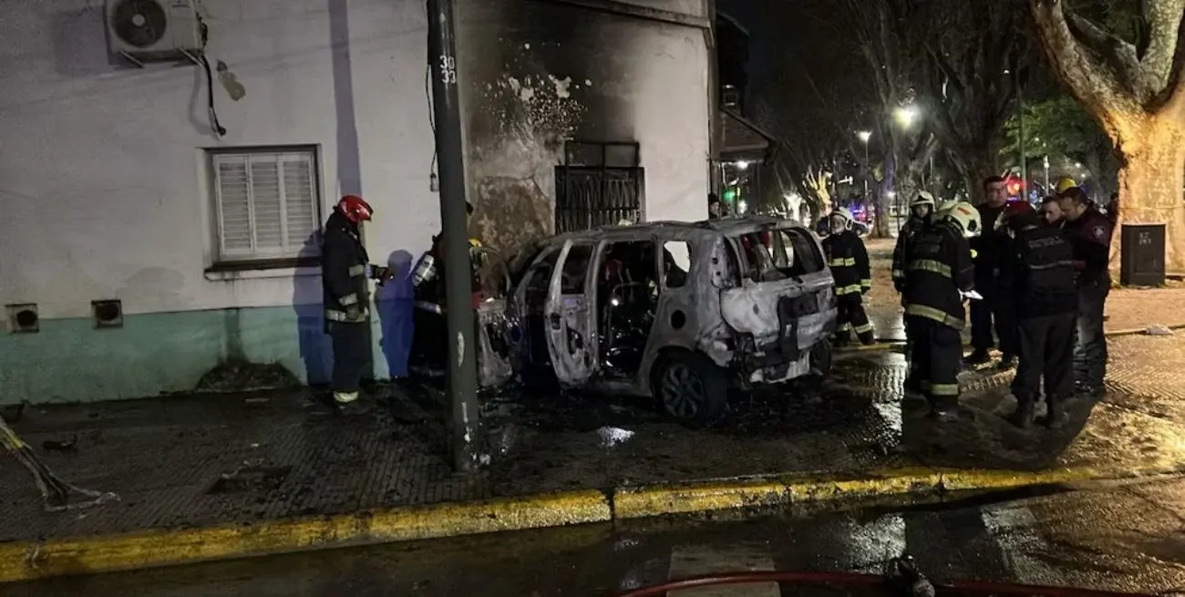 Tres menores robaron un auto y chocaron una casa tras una intensa persecución policial en Villa Soldati