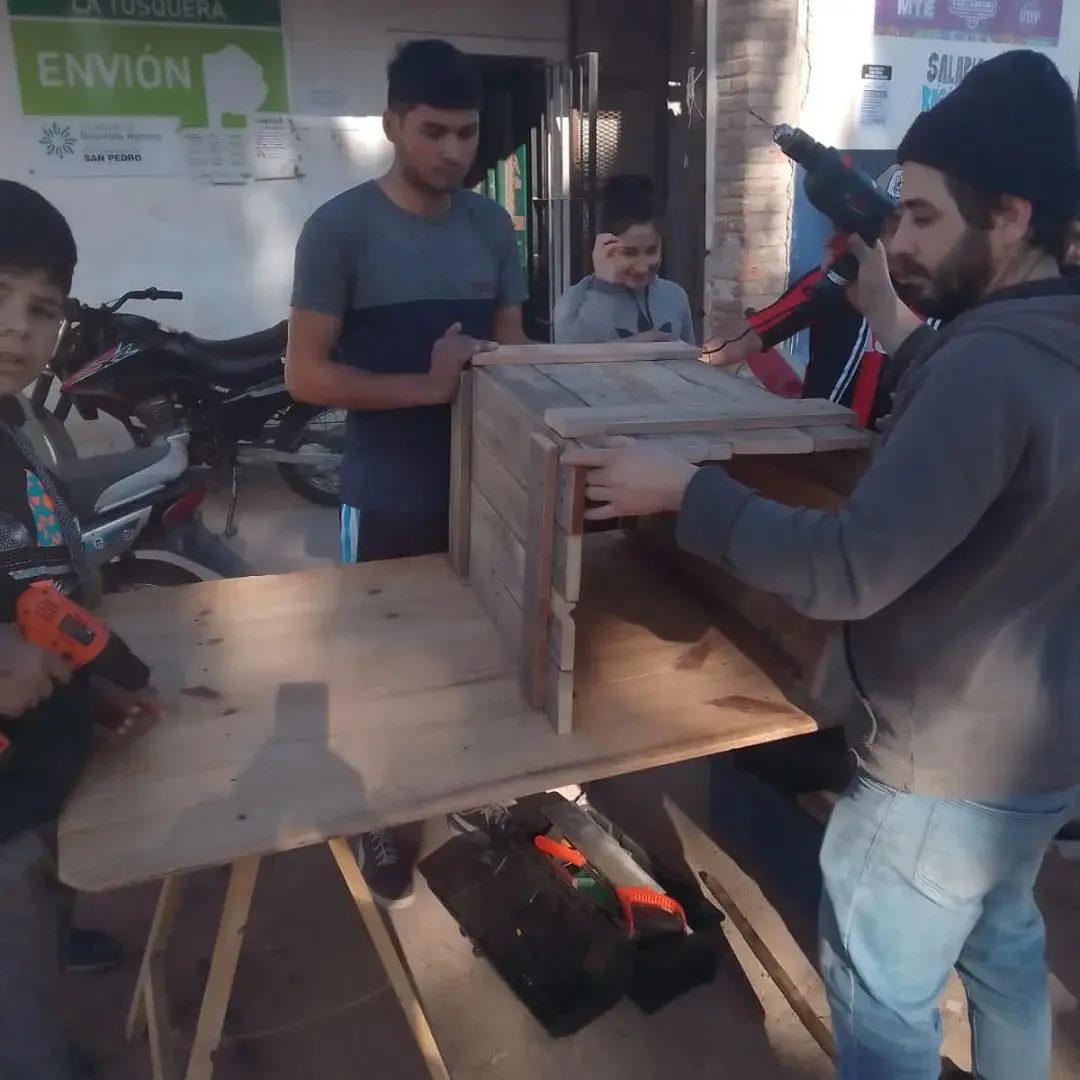 Programa Envión: construyen cestos de basura para el cuidado del medioambiente