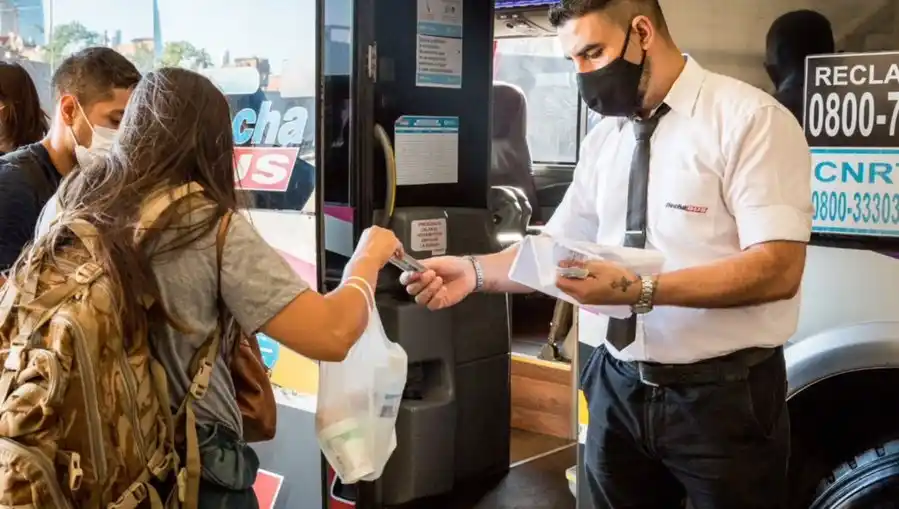 Ministro de transporte bonaerense a favor de exigir pase sanitario en micros de media y larga distancia