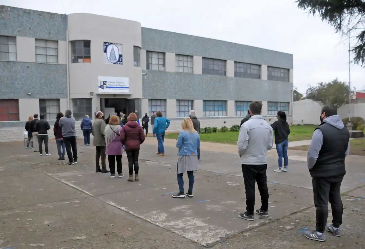 Las imágenes de una jornada histórica de votación: demoras, protocolos y la búsqueda por llegar a noviembre