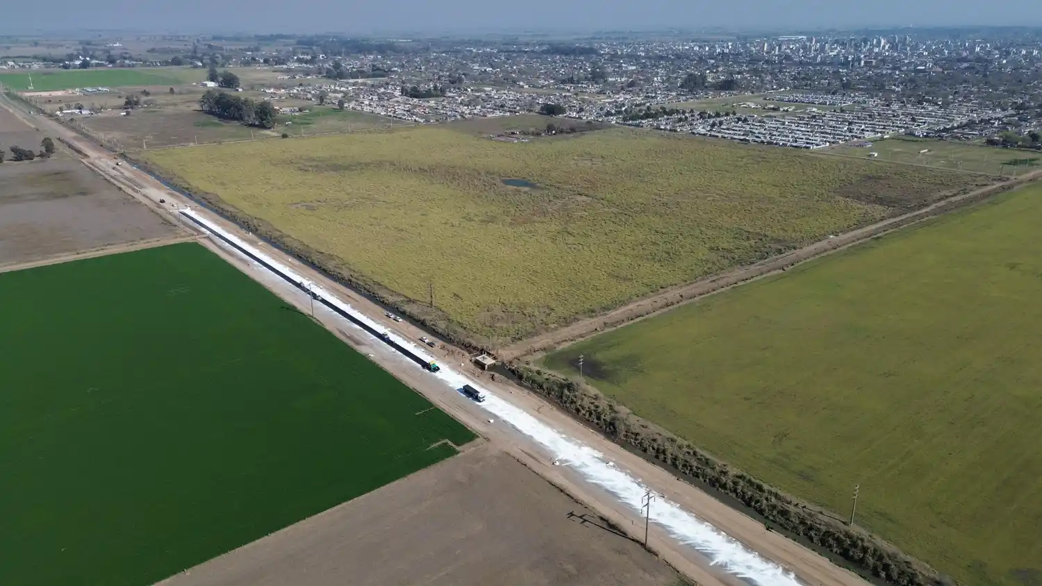 "El comienzo de los trabajos de asfalto sin dudas marca otro paso importante que estamos dando con esta construcción", destacó el ministro Enrico. Foto: MVT