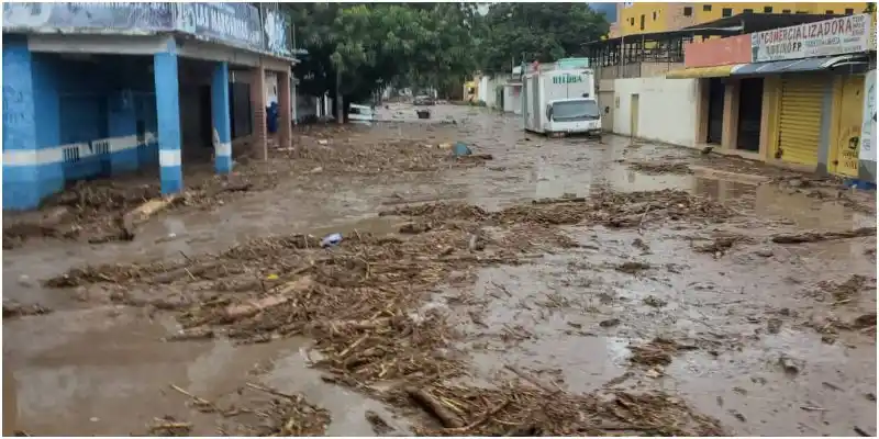 ¡IMPRESIONANTE! Se desborda el río El Limón en Maracay (+Videos)