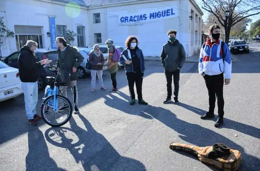 Trabajadores de la cultura se manifestaron frente a la secretaría municipal en Rosario Norte