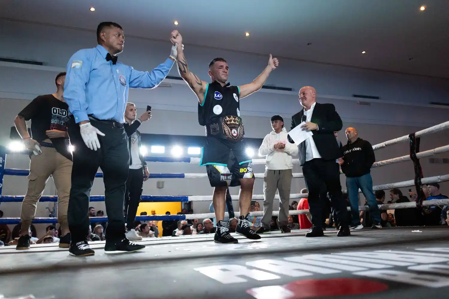 Siru Acosta celebrando el triunfo mientras Chamorro discutía el fallo.