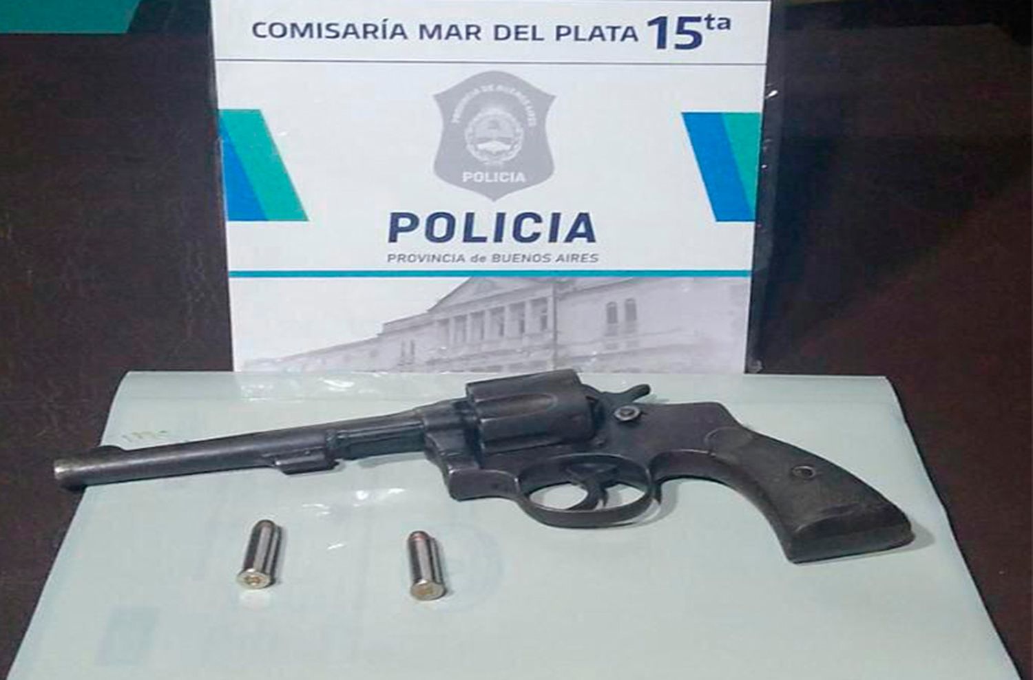 Circulaban por el barrio Estrada en actitud sospechosa: tenían un arma con pedido de secuestro