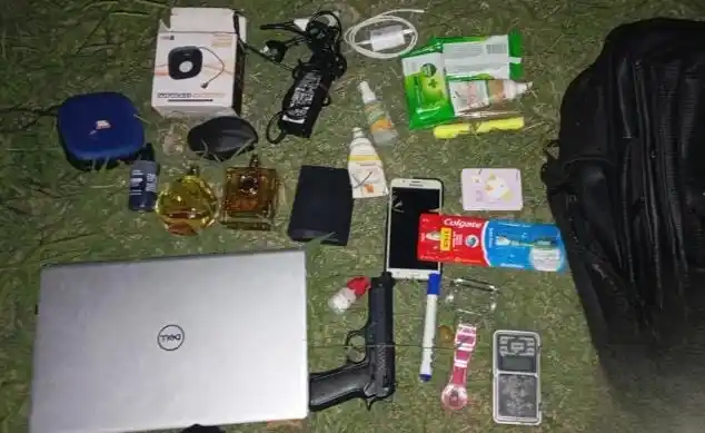 Aprehendieron a dos hombres y secuestraron armas blancas, una réplica de arma de fuego y objetos robados