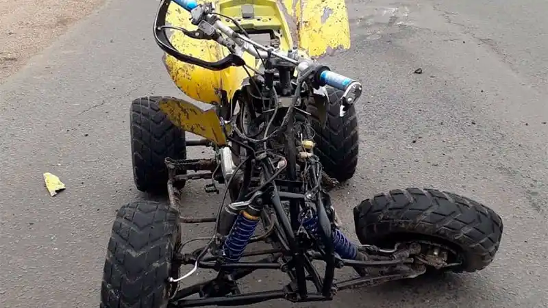 Un cuatriciclo chocó con un camión y su conductor fue trasladado al hospital