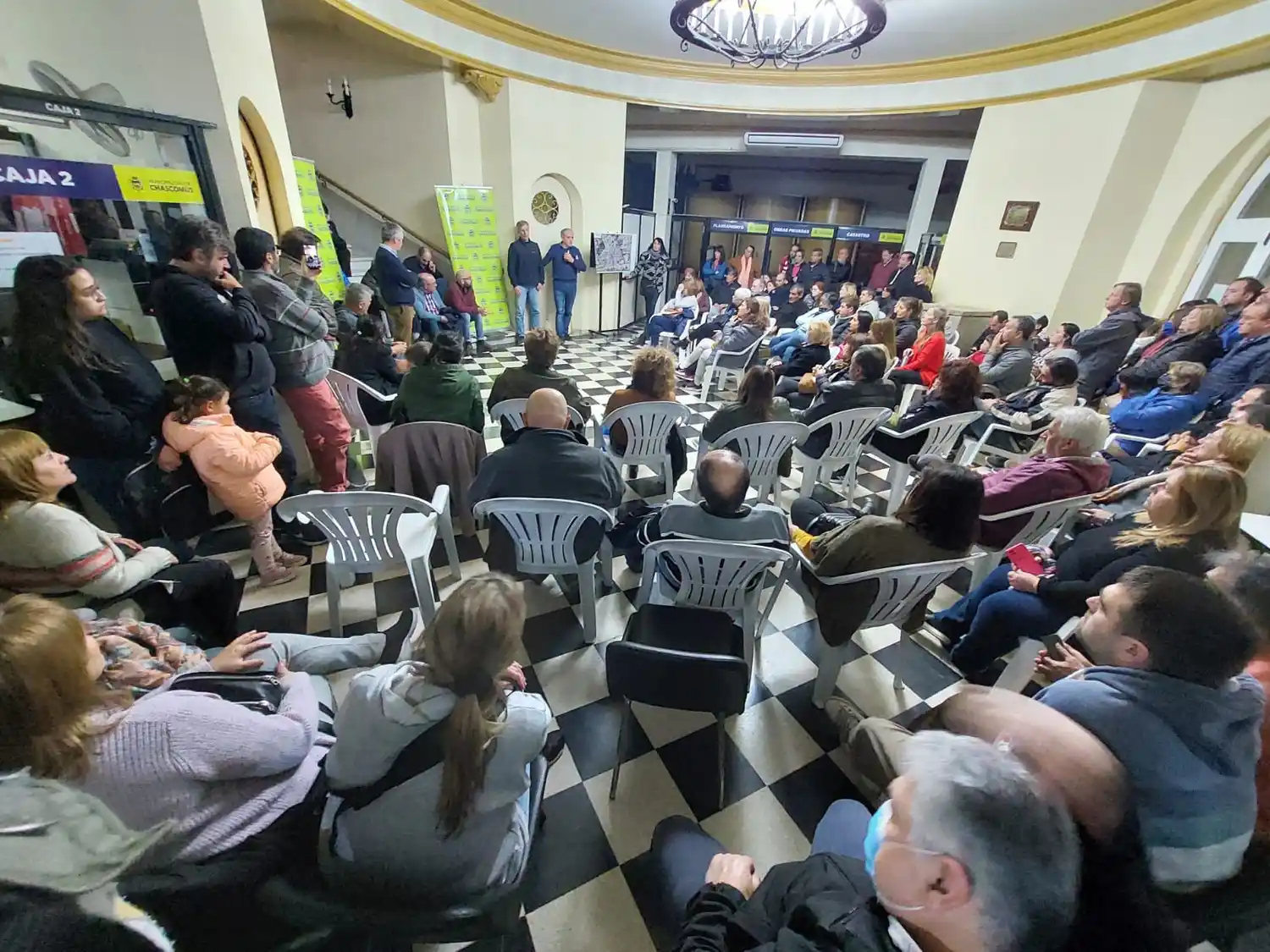 Gastón se reunió con vecinos del barrio Escribano y adelantó obras de desagües y cordón cuneta