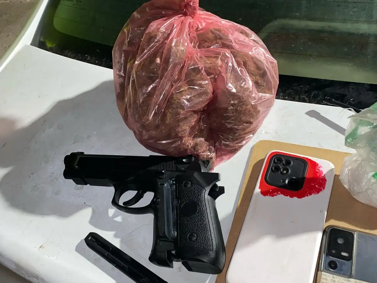 Celulares, droga, y un arma, lo incautado en el remis.
