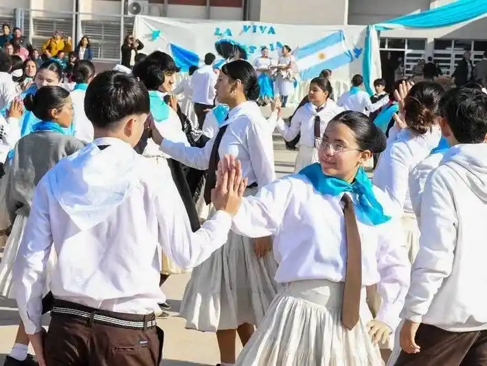 Estudiantes formoseños celebraron el Día de
la Independencia bailando el Pericón Nacional