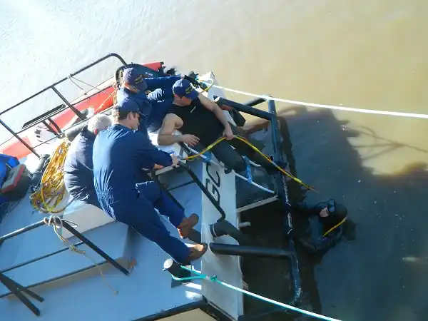 Prefectura Naval inspeccionó una embarcación hundida 