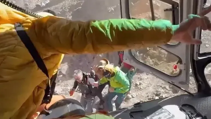 Impactante rescate en el Aconcagua: maniobra arriesgada para asistir a un guía de montaña