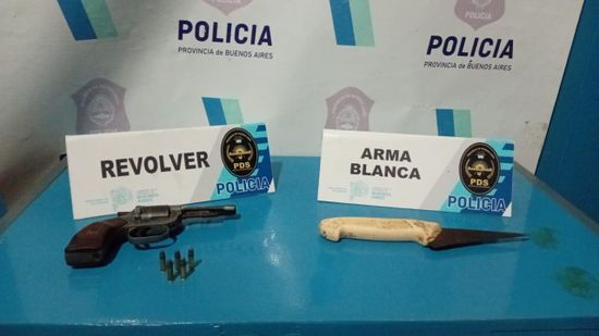 Atacó a su hija y enfrentó a la policía con un cuchillo: fue detenido
