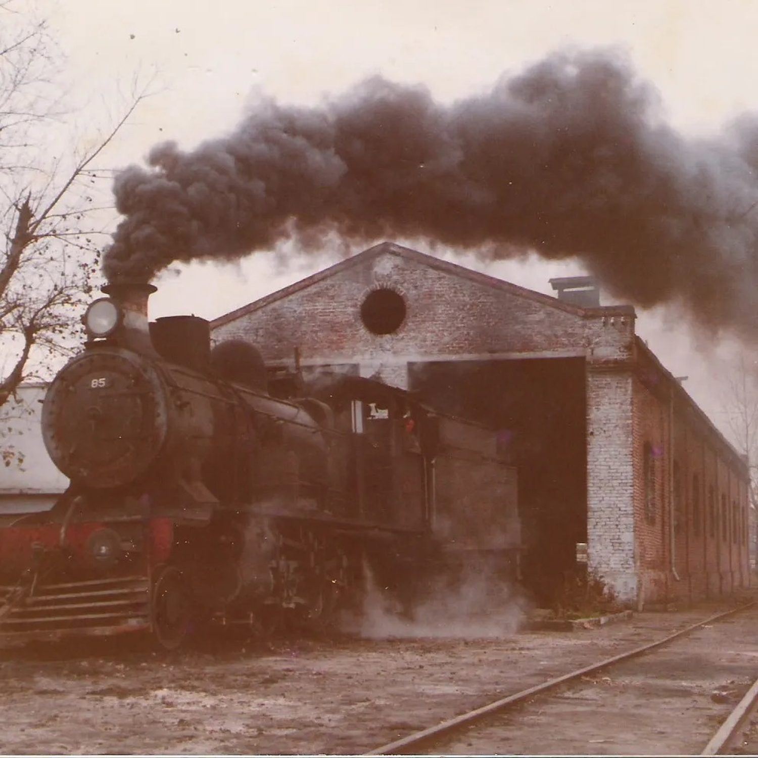 10 de junio de 1983: la locomotora N°85 sale del galpón de máquinas (actual Museo del Carnaval) con destino a la Estación Basavilbaso. Fue el último tren a vapor que partió de Gualeguaychú. Foto: Museo Ferroviario Gualeguaychú